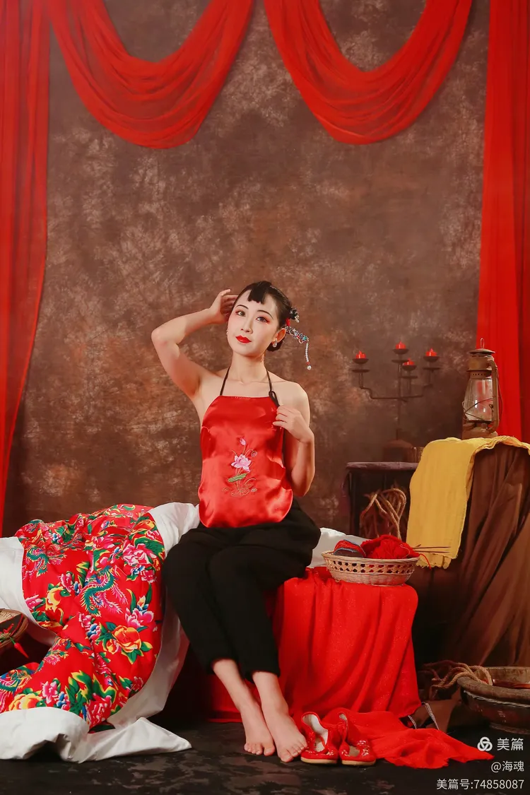 梦境的绮丽篇章，解梦遇见心仪之人身着红肚兜的奥秘